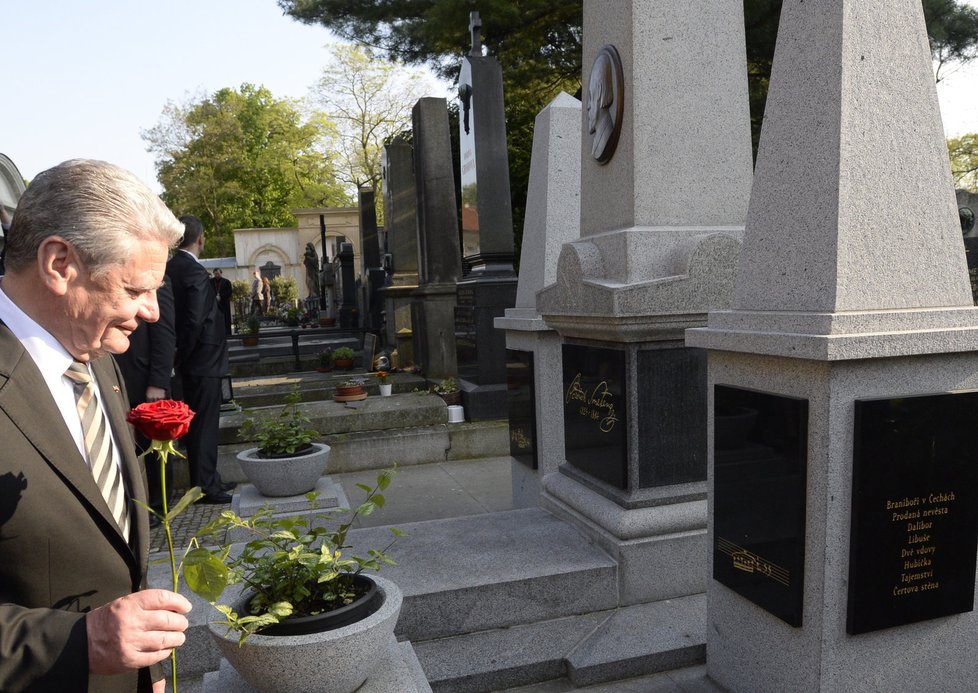 Německý prezident Joachim Gauck na Vyšehradském hřbitově: U hrobu Bedřicha Smetany