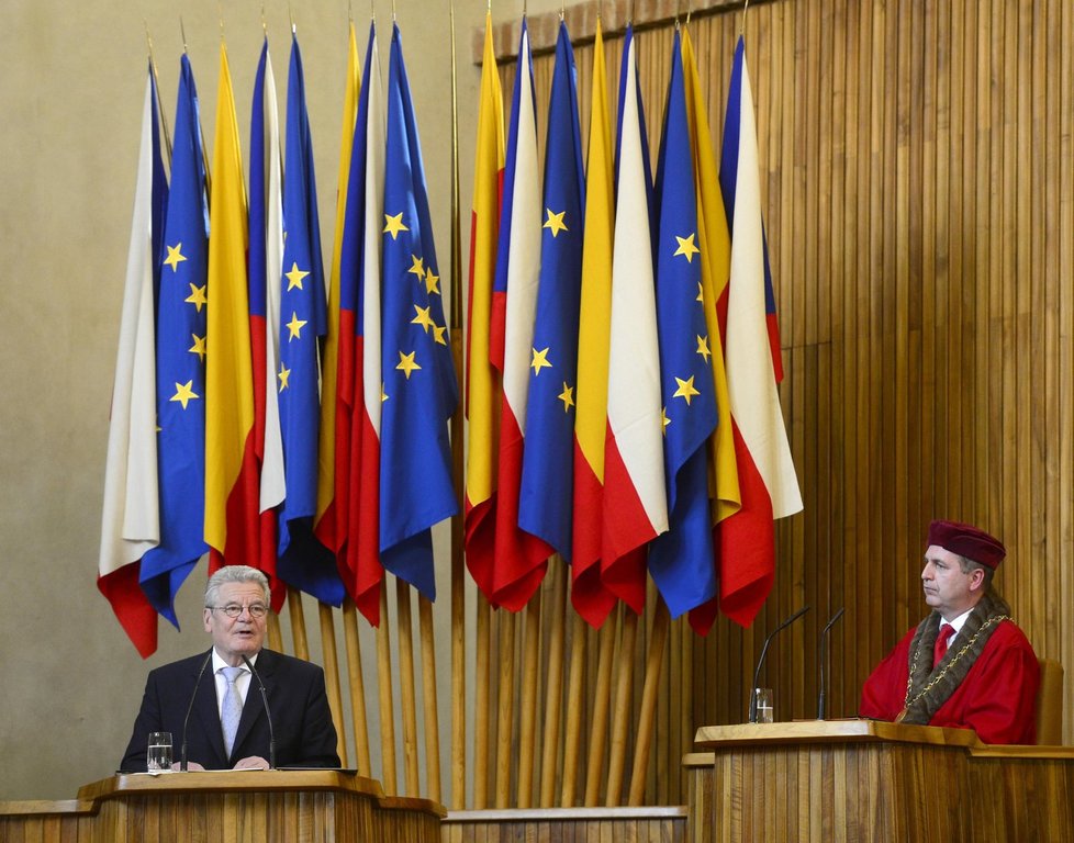 Joachim Gauck pronesl v Česku proslov i na univerzitní půdě