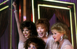 Joan Collins, Elizabeth Taylor, Shirley MacLaine, Debbie Reynolds ve filmu tři staré grácie