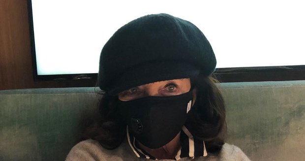 Joan Collinsová se brání na letišti koronaviru.