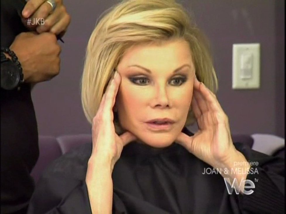 Joan Rivers zkoumá, co je třeba na obličeji vytáhnout.