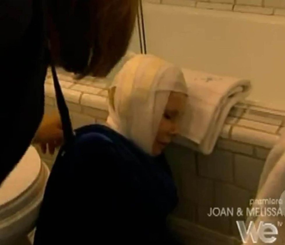 Joan Rivers se po operaci doma v koupelně nemůže postavit na nohy.