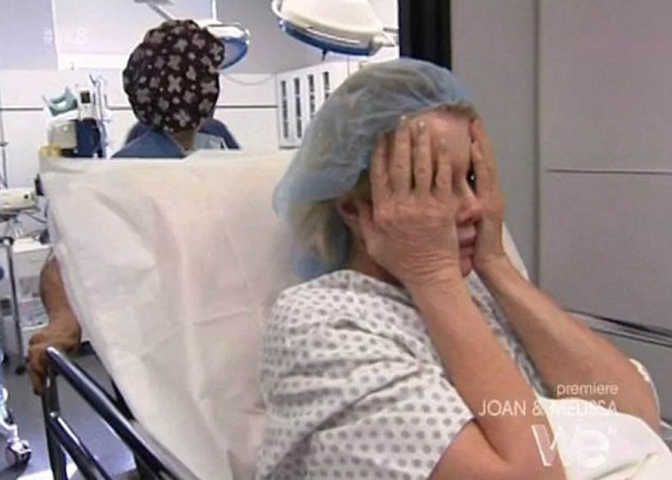 Joan Rivers jede na operační sál.