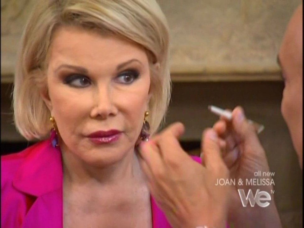 Doslova hysterický záchvat popadl americkou herečku Joan Rivers (78), když jí vizážista sdělil, že vypadá o 12 let starší. &#34;Šílená&#34; hvězda je přesvědčena o tom, že díky téměř osmi stem prodělaným plastikám vypadá skvěle!