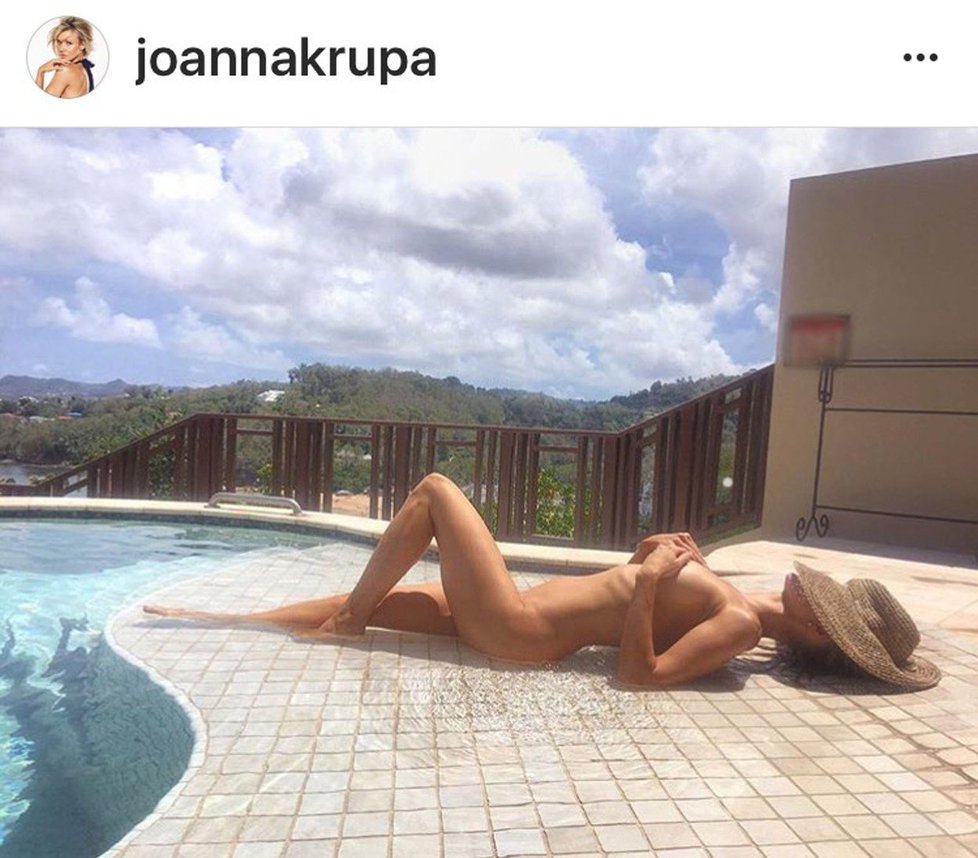 Joanna Krupová má dokonalé opálení.