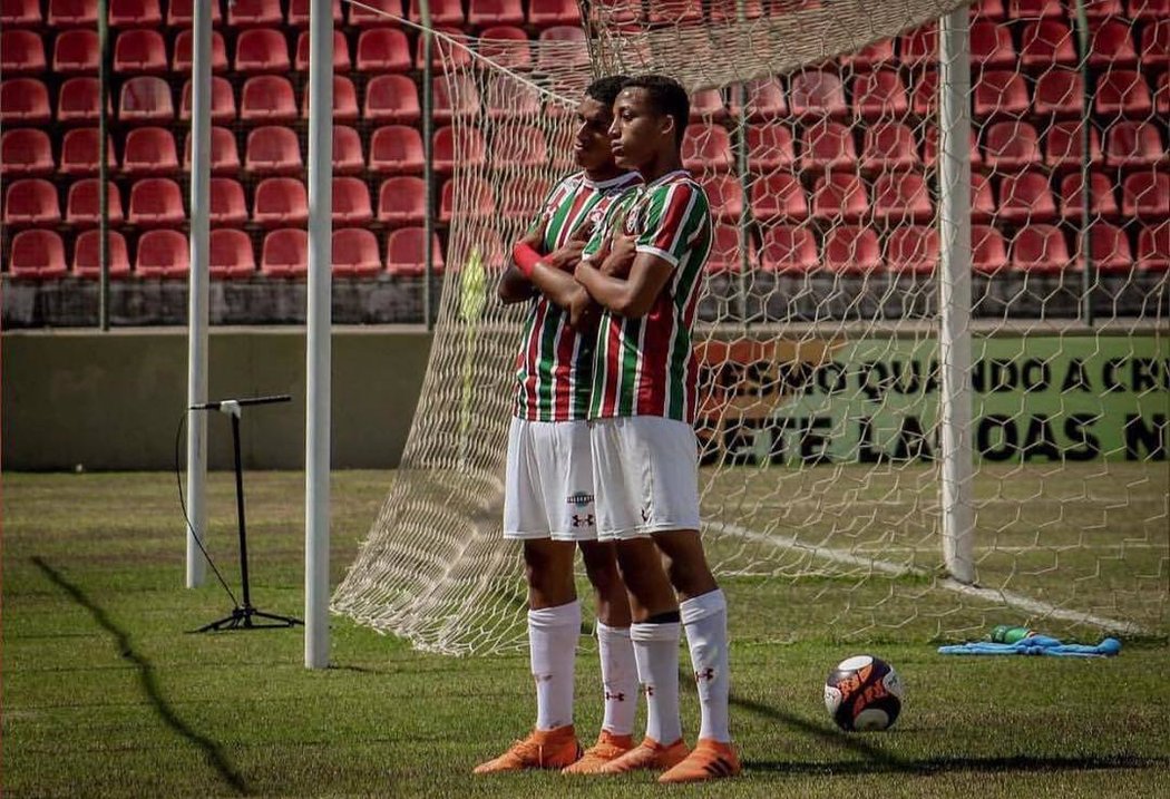 João Pedro slaví se spoluhráči branku