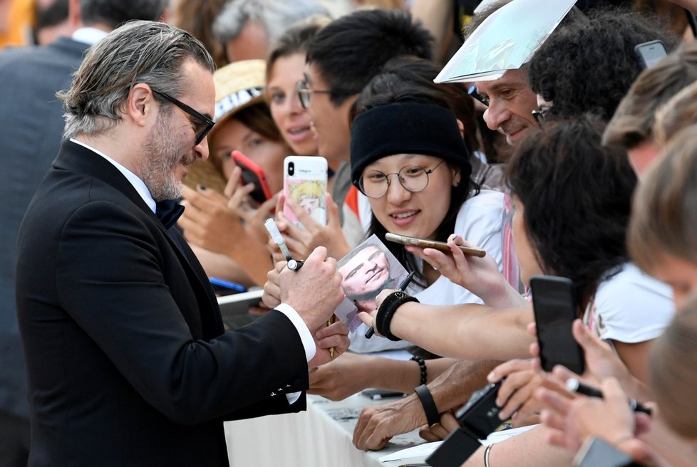 Hvězda filmu Joker Joaquin Phoenix na festivalu v Benátkách.