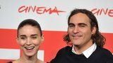 »Joker« Joaquin Phoenix bude otcem! Snoubenka je v šestém měsíci těhotenství