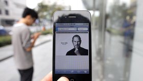 Portrét Steva Jobse na jednom z jeho \\\"technologických dětí\\\", iPhonu