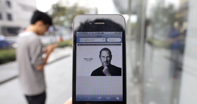 Portrét Steva Jobse na jednom z jeho \\\"technologických dětí\\\", iPhonu