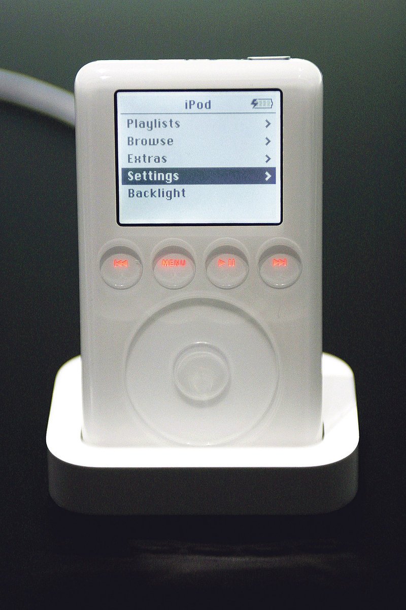 První úspěch Apple ve sféře spotřební elektroniky. MP3 přehrávač iPod