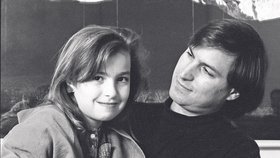 Jobs v roce 1989 na jedné z vzácných fotografií, na kterých je společně s dcerou Lisou, ke které se dlouho neznal