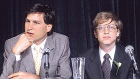 Steve Jobs (vlevo) společně s Billem Gatesem v roce 1984. Již tehdy se začal jejich společný vztah rapidně zhoršovat.