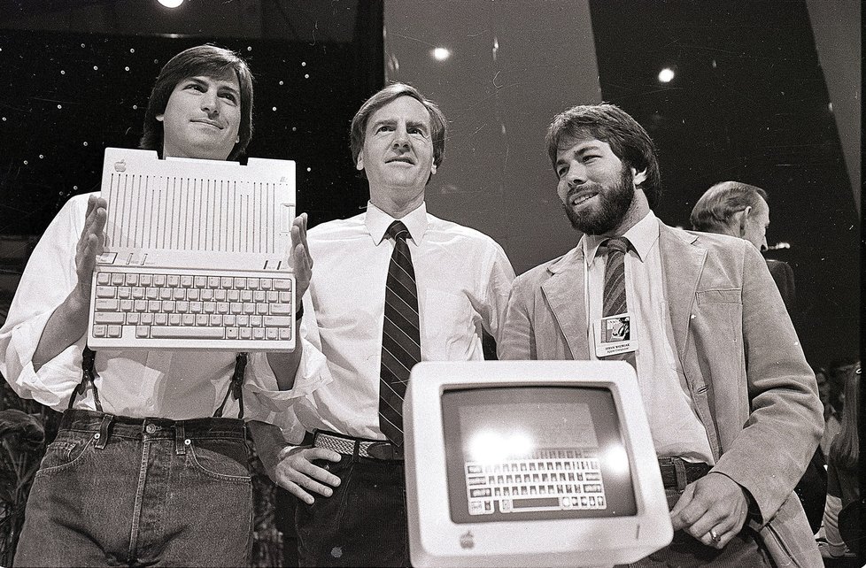 Steve Jobs se svými spolupracovníky v roce 1984