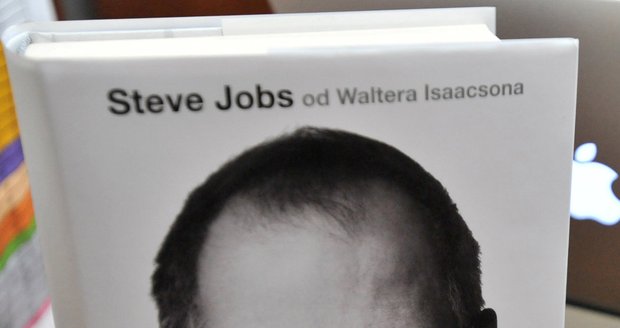 Kniha o nedávno zemřelém géniovi má stručný název: Steve Jobs