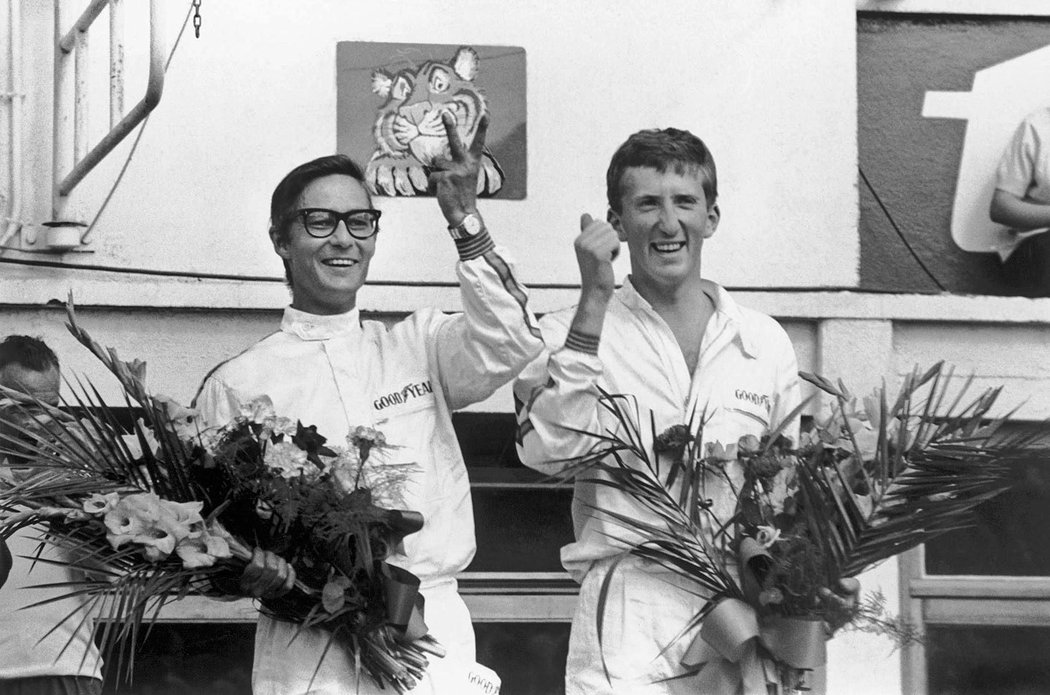 24 hodin Le Mans 1965 a vítězové Masten Gregory (vlevo) a Jochen Rindt