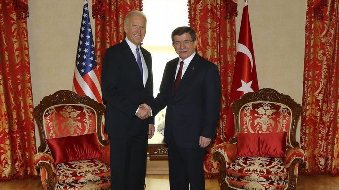 Joe Biden a Ahmet Davutoglu