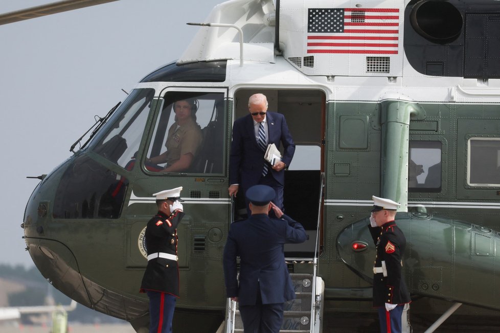 Joe Biden vystupuje z vrtulníku Marine One.