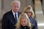 Joe Biden s manželkou Jill se přišel poklonit ostatkům Alžběty II.
