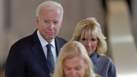 Biden, král, Čaputová i Zelenská u rakve královny: Připomínala mi mou matku, svěřil se nejmocnější muž