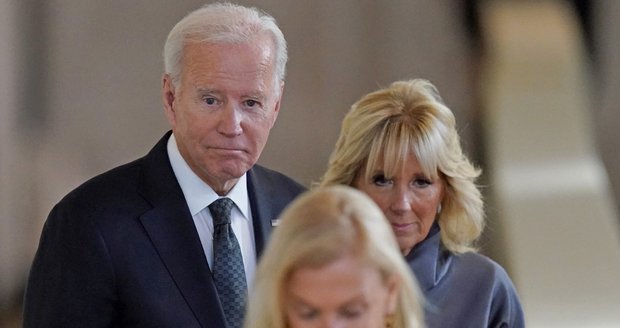 Biden, král, Čaputová i Zelenská u rakve královny: Připomínala mi mou matku, svěřil se nejmocnější muž