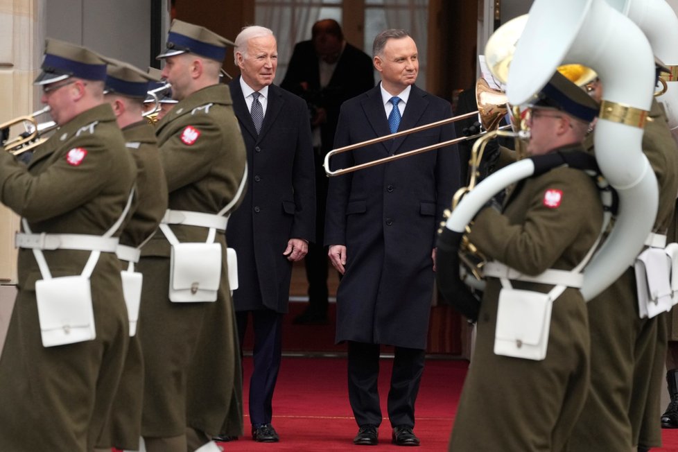 Americký prezident Joe Biden s polským prezidentem Andrzejem Dudou ve Varšavě (21.2.2023)