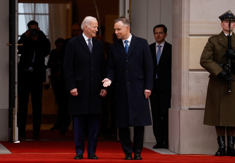 Americký prezident Joe Biden s polským prezidentem Andrzejem Dudou ve Varšavě (21.2.2023)