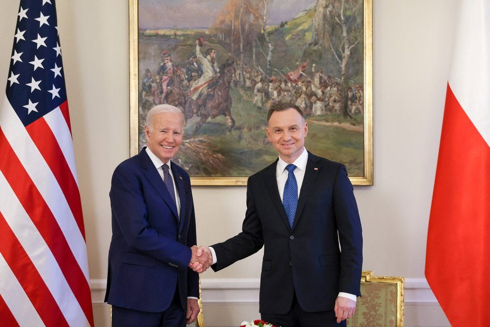 Americký prezident Joe Biden s polským prezidentem Andrzejem Dudou ve Varšavě (21.2.2023)