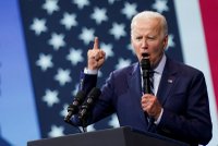 Biden plánuje zakázat v USA útočné zbraně: Při projevu si rýpl do republikánů kvůli Trumpovi