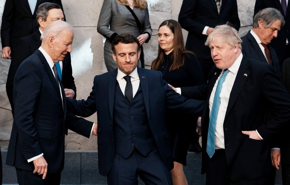 Americký prezident Joe Biden, francouzský prezident Emmanuel Macron a britský premiér Boris Johnson na summitu NATO.