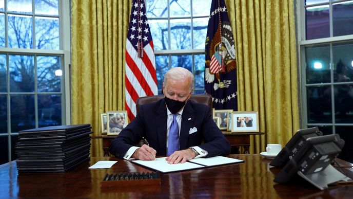Joe Biden podepsal během prvních dvou dnů ve funkci prezidenta USA 25 exekutivních příkazů, více než Trump nebo Obama za dva týdny po nástupu do úřadu.