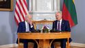 Joe Biden u svého litevského protějška Gitanase Nausedy před summitem NATO (11. 7. 2023). Joe Biden u svého litevského protějška Gitanase Nausedy před summitem NATO (11. 7. 2023).