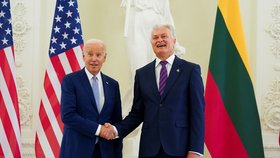 Joe Biden u svého litevského protějška Gitanase Nausedy před summitem NATO (11. 7. 2023).