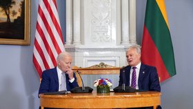 Joe Biden u svého litevského protějška Gitanase Nausedy před summitem NATO (11. 7. 2023).