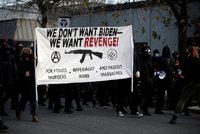 „Nechceme Bidena, chceme pomstu.“ Demonstranti po inauguraci poničili sídlo demokratů