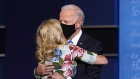 Kandidát na amerického prezidenta Joe Biden během poslední debaty se svou manželkou Jill (23. 10. 2020)