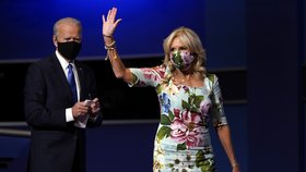 Kandidát na amerického prezidenta Joe Biden během poslední debaty se svou manželkou Jill (23.10.2020)