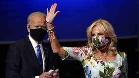 Kandidát na amerického prezidenta Joe Biden během poslední debaty se svou manželkou Jill (23.10.2020)