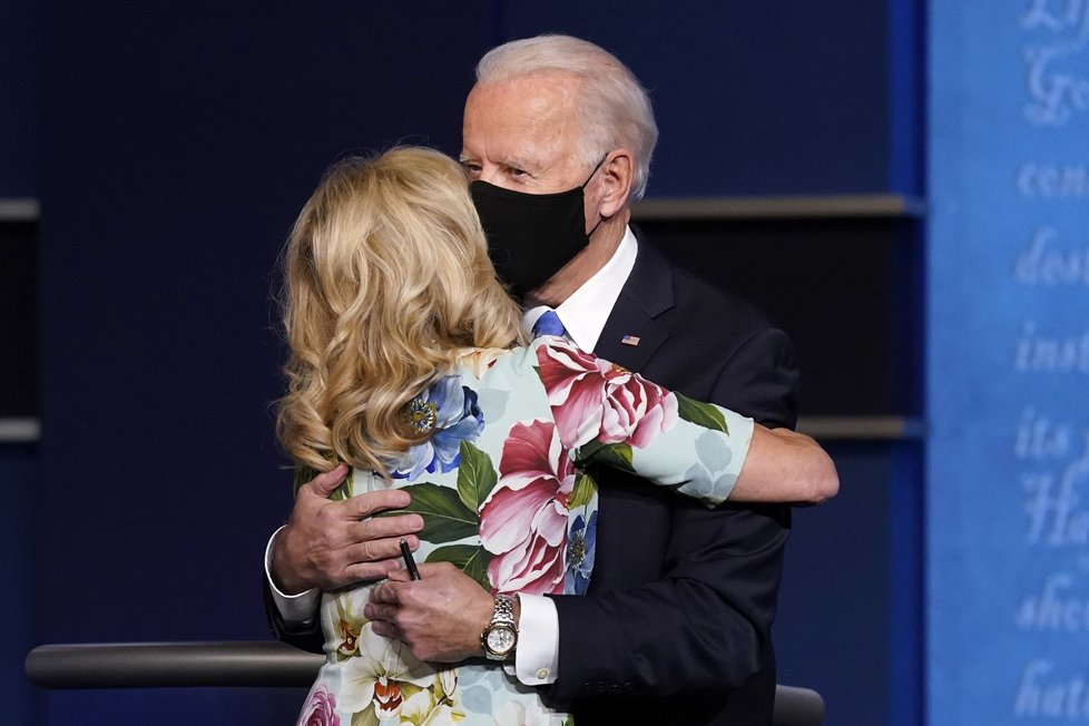 Kandidát na amerického prezidenta Joe Biden během poslední debaty se svou manželkou Jill (23.10.2020)