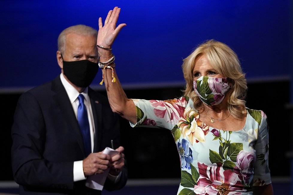 Kandidát na amerického prezidenta Joe Biden během poslední debaty se svou manželkou Jill (23. 10. 2020)