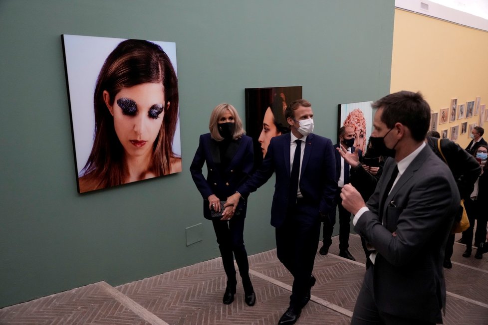 Summit ekonomik G20 v Římě: Joe Biden, Emmanuel Macron, Jill Bidenová a Brigitte Macronová na expozici francouzské fotografky Natacha Lesueurové (30.10.2021)