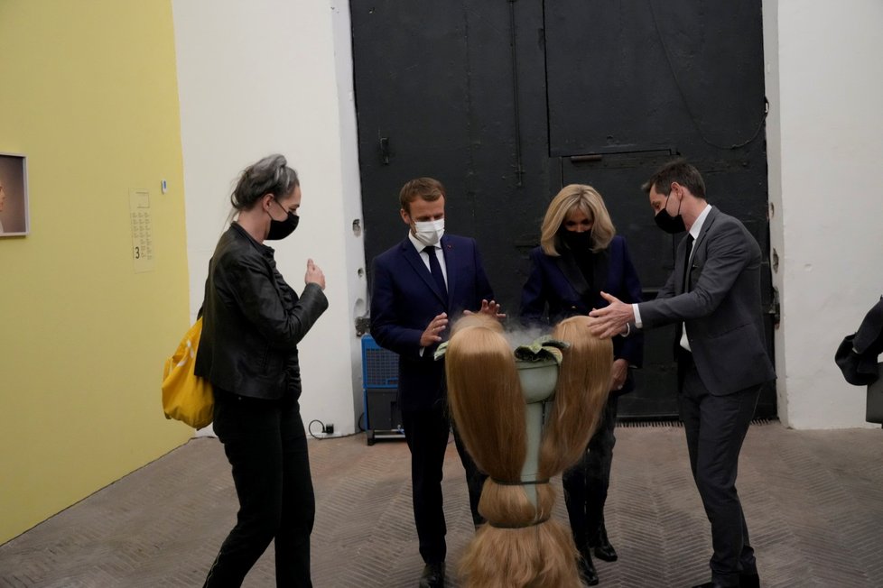 Summit ekonomik G20 v Římě: Joe Biden, Emmanuel Macron, Jill Bidenová a Brigitte Macronová na expozici francouzské fotografky Natacha Lesueurové (30.10.2021)