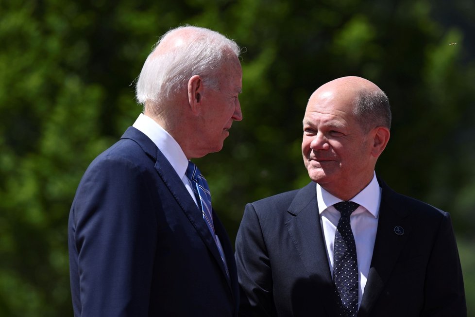 Americký prezident Joe Biden a německý kancléř Olaf Scholz na summitu G7 (26. 6. 2022)