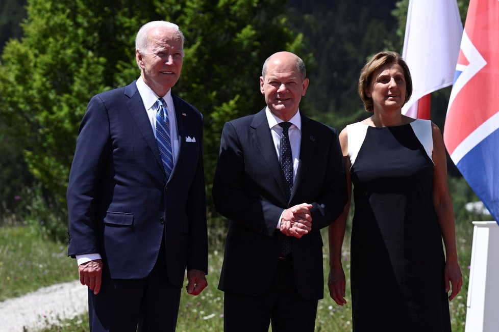 Americký prezident Joe Biden a německý kancléř Olaf Scholz na summitu G7 (26.6.2022)