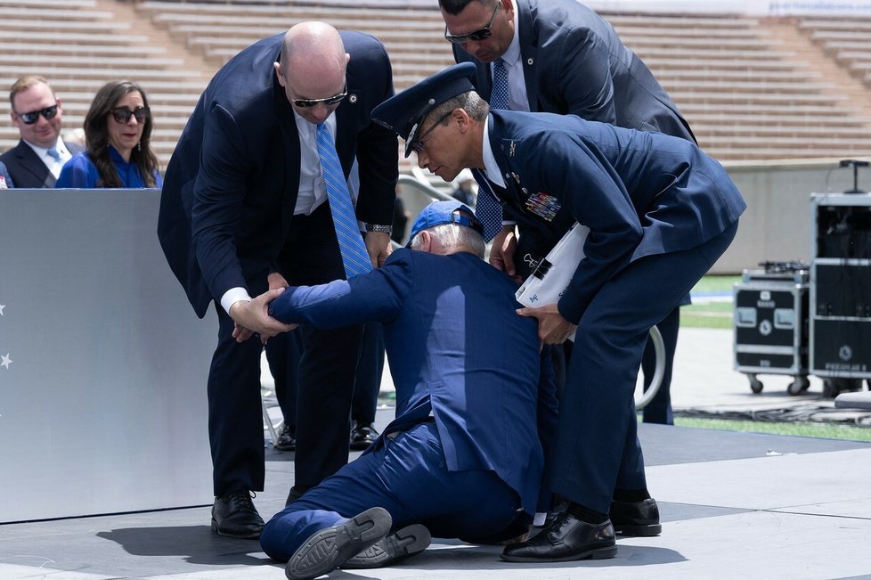 Americký prezident Joe Biden zakopl a skácel se před kadety letectva v Coloradu (1. 6. 2023).