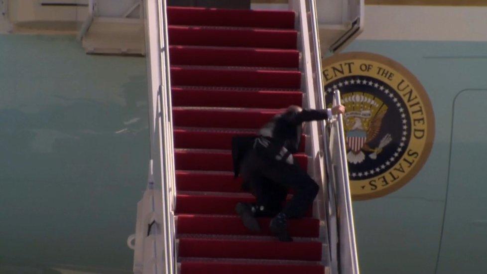 Americký prezident Joe Biden spadl při nástupu do letadla ze schodů. Poté se oklepal, zasalutoval a odletěl.