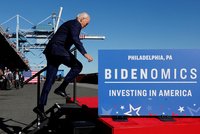 Prezident USA v problémech: Biden vrávoral na schodech. Měl co dělat, aby to ustál