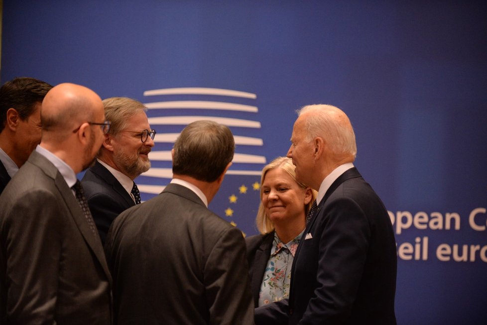 Summit NATO: předseda ER Charles Michel, český premiér Petr Fiala, švédská premiérka Magdalena Anderssonová a americký prezident Joe Biden (24.3.2022)