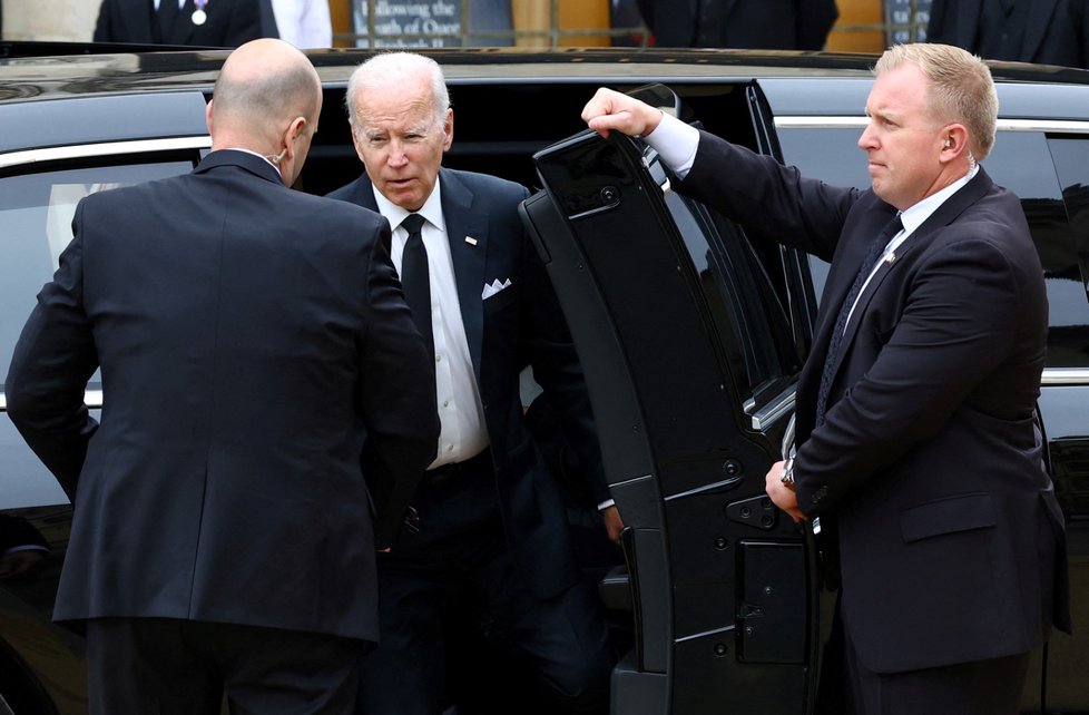 Pohřeb královny Alžběty navštívil Joe Biden