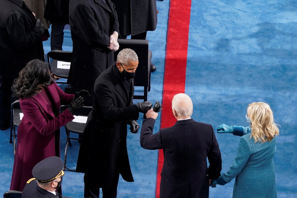 Joe Biden při inauguraci s manželkou Jill a exprezidentem Obamou s bývalou první dámou Michelle